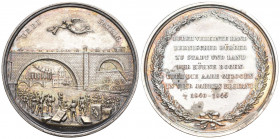 SCHWEIZ. Bern. AR-Medaille 1844 von F. Aberli. Auf die Einweihung der Nydeggbrücke über den Fluss Aare. Av.: Ansicht der neuen Brücke, davor feiernde ...