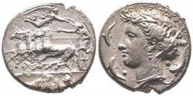 Dionysios I 405-395 avant J.-C.
Décadrachme, Syracuse, AG 41.79 g.
Avers : Quadrige à gauche conduit par un conducteur de char, tenant des rênes et ai...
