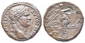 Judée, Herod Agrippa II 56-95
Bronze, AN 26, 86-87, AE 11.23 g.
Avers : Buste lauré de Titus à droite
Revers : Nike à droite, tenant une branche de pa...