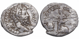 200 d.C.. Septimio Severo. Roma. Denario. RIC-150. 2,56 g. / P. M. TR. P. VIII. COS. II. P. P. Victoria sobrevolando a izquierda con láurea y escudo. ...