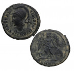 332-333 d.C. Constantino I. Nicomedia. Follis. Ag. 1,87 g.   CONSTANTINOPOLIS, laureado y busto con casco de Constantinopolis a la izquierda / Victori...