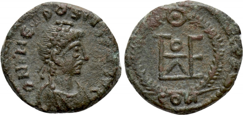 THEODOSIUS II (402-450). Nummus. Constantinople. 

Obv: D N THEODOSIVS P F AVG...