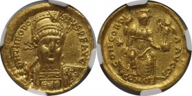 Römische Münzen, MÜNZEN DER RÖMISCHEN KAISERZEIT. Theodosius II., Oströmischer Kaiser (402-450 n. Chr.). AV Solidus (4,26 g). Konstantinopel, 10. Offi...