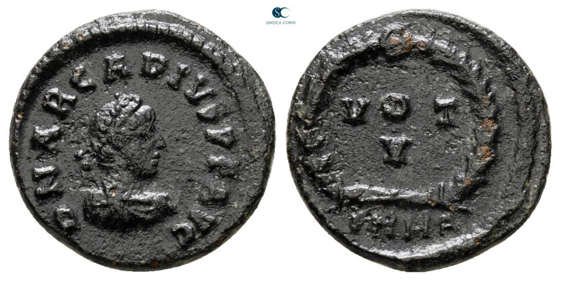 Arcadius AD 383-408. Heraclea
Nummus Æ

12 mm, 1,36 g



very fine