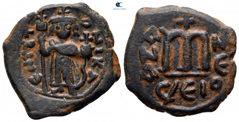 Constans II AD 641-668. Constantinople
Follis or 40 Nummi Æ

25 mm, 5,34 g
...