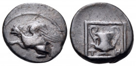 IONIA. Teos. Circa 370-300 BC. Chalkous (Bronze, 10 mm, 0.96 g, 12 h). Griffin springing left. Rev. T-H Kantharos within linear square border. Cf. BMC...