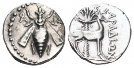 Phoenicia, Arados. Ca. 172/1-111/0 B.C. AR drachm. Bee / [A]PAΔIΩN, stag standing right before palm tree. Hoover 63. .

Weight: 4,14 gr
Diameter:17...