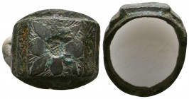 Large Bronze Crusaders Ring with a decoration on bezel , Circa 11th - 12th Century AD.

Weight: 12.5 gr
Diameter: 26 mm