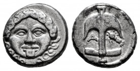 Thrace. Apollonia Pontika. Drachm. 400-380 BC. (Gc-1655). (Cy-1543). Anv.: Facing gorgoneion. Rev.: Anchor; A and crawfish flanking. Ag. 2,84 g. Almos...