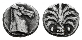 Zeugitania. Obol. 350-320 BC. Carthage. (Sng Cop-74). Anv.: Palm tree with fruits. Rev.: Horse head to right. Ag. 0,65 g. Included collector´s ticket....