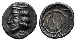 Kings of Persis. Uncertain King. Hemidrachm. Late 1st century AD. (Alram-621). (Van't Haaff-621.2c). Anv.: Bearded bust with crenellated crown left, h...