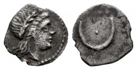 Carthage Nova. 1/12 shekel. 200-190 a.C. Cartagena (Murcia). (Abh-563). Anv.: Laureate head of Apollo right. Rev.: Crescent and pellet. Ag. 0,34 g. Po...