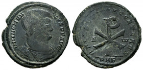 Magnentius. Follis. 350-353 AD. Arelate. (Ric-188). Anv.: D N MAGNENTIVS P F AVG. Bareheaded, draped and cuirassed bust right. Rev.: SALVS DD NN AVG E...