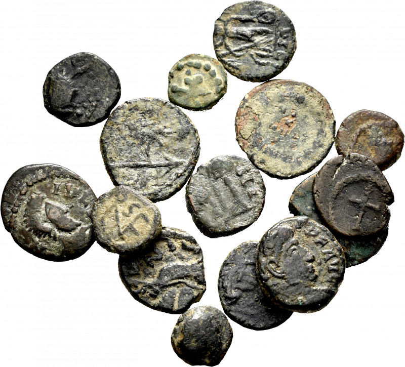 Lot of 15 copper coins of small modules, mostly from the Late Roman Empire. TO E...