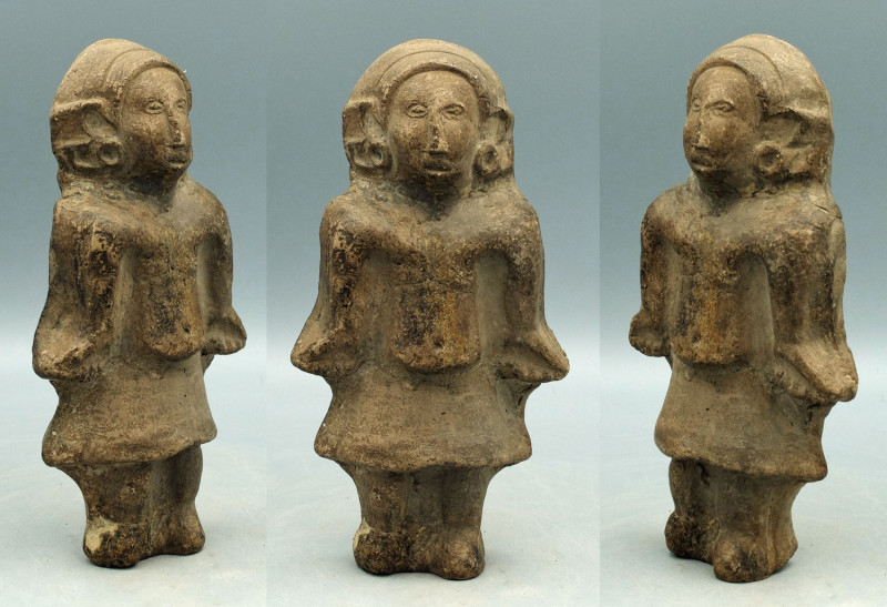 A lovely Manteno figure from Ecuador, ca. 1000 - 1500 A.D. This mold-made female...