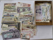 Alle Welt: Ca. 450 banknotes from over the world. Good mix, many in UNC condition. Viewing recomanded.
 [differenzbesteuert]