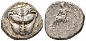 Calabre, Rhégium, Bruttium, 435-425 avant J.-C.
Tétradrachme, AG 16.47 g. 
Avers : Anépigraphe masque de lion vu de face ; grènetis perlé circulaire...