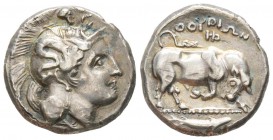 Lucanie, Thourioi Ve - IVe siècle avant J.-C.
Statère, AG 6.5 g. 
Avers : Tête laurée d'Athéna à droite coiffée du casque orné d'un serpent.
Revers...