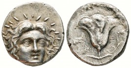 Caria, Rhodes, 230-205 avant J.-C.
Tétradrachme, AG 12.6 g. 
Avers : Tête radiée d'Hélios de trois-quarts à droite  
Revers : Rose avec bouton. Au-...