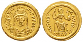 Iustinus II 565-578
Solidus, Ravenne, 567-578, AU 4.43 g. 
Avers : D N IVSTINVS P P AVC Buste casqué, drapé et cuirassé de Justinien de face tenant ...