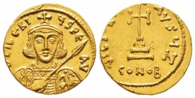 Tiberius III 698-705
Solidus, Constantinople, 668-685, AU 4.45g.
Avers : D TIbERIVS PE AV Buste casqué à plume et aigrette de 3⁄4 de face portant un...