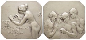 France, Troisième République 1870-1940    
Plaque en argent par Charpentier, Paris, 1901, AG 191 g.  72x66 mm poinçon ARGENT Corne d'abondance.
Aver...