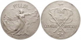 Médaille en argent par Roche, Paris, 1900, AG 167 g. 72 mm poinçon ARGENT Corne d'abondance
Avers : LOÏE FVLLER. Mary Louise Fuller ou Loïe Fuller en...