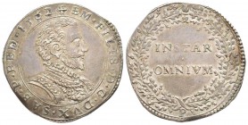 Emanuele Filiberto 1553-1580
Lira 1562, Chambéry, AG 12,59 g.
Avers : EM FILIB D G DVX SAB P PED Buste cuirassé à droite
Revers : INSTAR OMNIVM  Da...