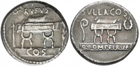 Quintus Pompeius Rufus (54 v.Chr.): AR-Denar 54 BC. Sella curulis (Curule-Stuhl) zwischen Beizeichen Pfeil (l) und Lorbeerzweig (r), oben nur RVFVS le...