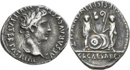 Augustus (27 v.Chr. - 14 n.Chr.): Denar 7-6 BC, Lugdunum. Kopf mit Lorbeerkranz rechts, CAESAR AVGVSTVS DIVI F PATER PATRIAE / Gaius und Lucius Caesar...