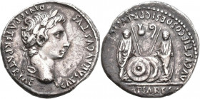 Augustus (27 v.Chr. - 14 n.Chr.): Denar, Lugdunum. Kopf mit Lorbeerkranz rechts, CAESAR AVGVSTVS DIVI F PATER PATRIAE / Caius und Lucius Caesar mit Sp...