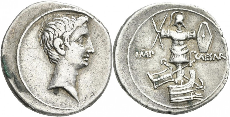 Augustus (27 v.Chr. - 14 n.Chr.): Denar. Kopf nach rechts / Maritime Trophäe, Um...