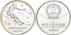 China - Volksrepublik: 5 Yuan 1988 Abfahrtsläufer / downhill skier with snowflakes / Olympische Spiele Calgary. KM# 201. 30,25 g, 875/1000 Silber. Auf...