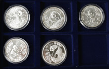 China - Volksrepublik: Kleines Lot mit 5 x 1 OZ China Silber Panda 1989, 1990, 1991, 1992 und 1993.
 [differenzbesteuert]