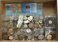 Alle Welt: Urlaubsgeld: Eine Box mit diversen Münzen, dabei z.B. DM, CHF, GBP, CZK, PLN und weitere überwiegend nicht mehr umtauschbare Währungen, das...
