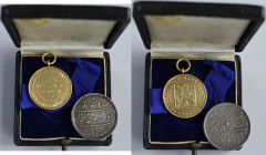 Indien: Medaille der indischen Universität Gujarat: Goldmedaille im Gewicht von 15g und mit Durchmesser von 25,6mm an Öse im Etui der H.M. Mint Bombay...