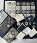 Frankreich: Sammlung Silber-Gedenkmünzen und Kursmünzensätze aus Frankreich in einer Kassette, dabei: 1 x 1 Francs 1988 Charles de Gaulle, 1 x 5 Franc...