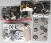 DDR: Schachtel mit diversen Münzen, davon größter Teil DDR mit über 100 Münzen zu 5 / 10 / 20 Mark in Neusilber, sowie eine Tüte mit DDR-Kleingeld. Da...