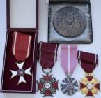 Orden & Ehrenzeichen: Polen: Lot 4 Orden und eine Medaille. Orden: Ritterkreuz Polonia Restitva 1944 im Etui, PRL Orden (2), Orden ”za dlugoletnie poz...
