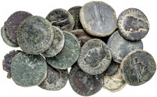 Lote formado por 8 sestercios, 2 dupondios y 7 ases, incluye 6 bronces ibéricos del sur de la Península. Total 23 monedas. A examinar. MC/MBC-.