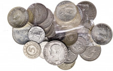 Lote formado por 12 monedas en plata, 10 de Juan Carlos I y 2 extranjeras, y 13 en níquel, 4 españolas y 9 extranjeras. Total 27 monedas. A examinar. ...