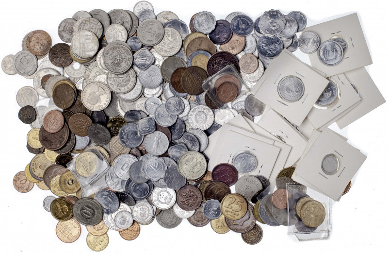 Conjunto de más de 200 monedas de países muy variados, en diversos metales. A ex...