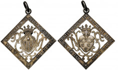 (c. 1910). Sabadell. Cofradía N. S. del Sagrado Corazaón de Jesús. (Cru.Medalles falta). Con anilla. En forma de rombo. Calada. Escasa. 33x33 mm. 7 g....