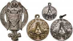 (inicios s. XX). (A.N. pág. 188-190). Lote de 4 piezas: tres medallas con anilla (dos en plata) y una insignia de Nuestra Señora de Montserrat, atribu...
