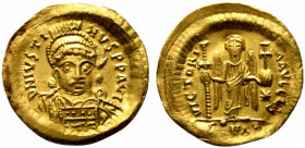 Justin I (518-527). AV Solidus (20mm, 4.41g, 6h). Constantinople. Pearl-diademed, helmeted and cuirassed bust facing slightly r., holding spear over s...