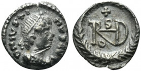 Ostrogoths, Theoderic (493-526). AR Quarter Siliqua (11mm, 0.67g, 6h). In the name of Justin I. Ravenna, 518-526. Pearl-diademed and mantled bust r. R...