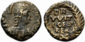 Ostrogoths, Witigis (536-540). Æ 10 Nummi (16mm, 3.52g, 6h). Rome. Helmeted and cuirassed bust of Roma r. R/ D N / WIT / IGIS / REX in four lines; all...