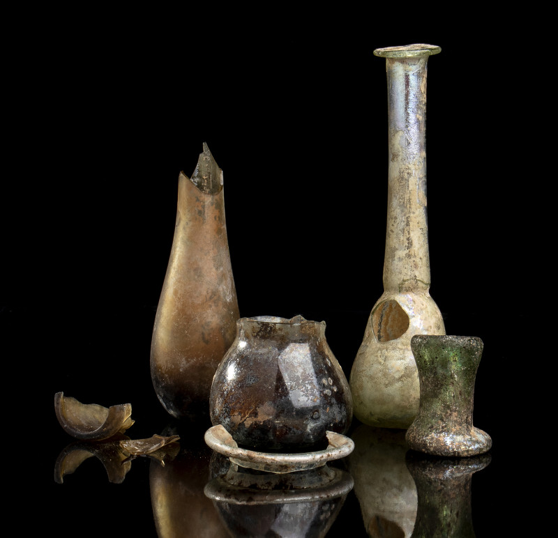 Lot of Roman glass, mostly damaged; ca. 1st century BC - 3rd century AD; the hig...