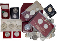 Lote de 74 monedas en plata de diversos países, casi todas tamaño duro y medio duro, algunas en estuches o expositores. A examinar. MBC/Proof.