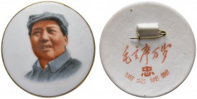  EUROPA UND ÜBERSEE   CHINA   (D) Propagandaabzeichen Porzellan Medaillon mit Mao Tse-tung in bunter fotografischer Technik, Dm:51,3mm, RS chinesisch ...